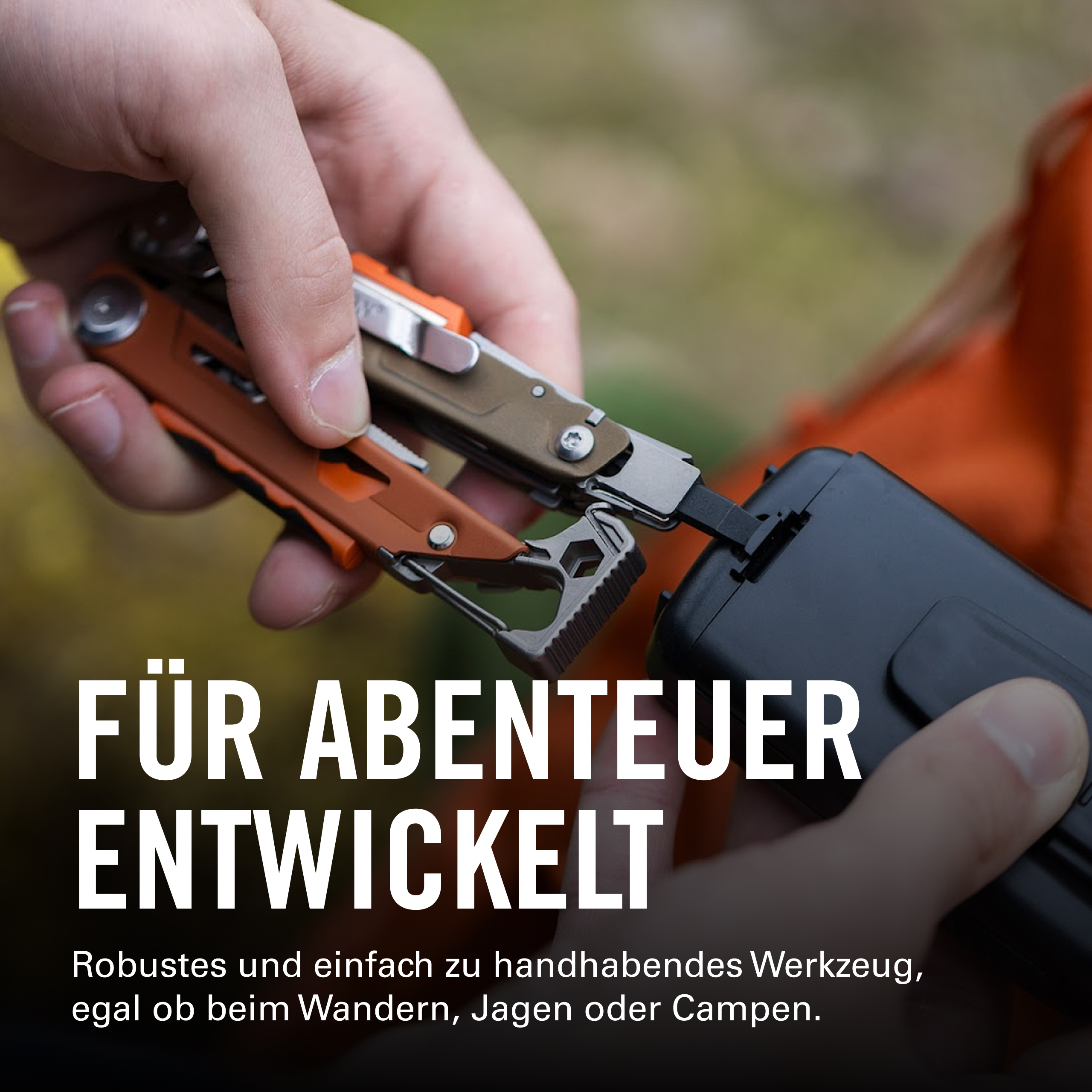 Hände halten Werkzeug mit orangen Griffen und schwarzem Gehäuse.