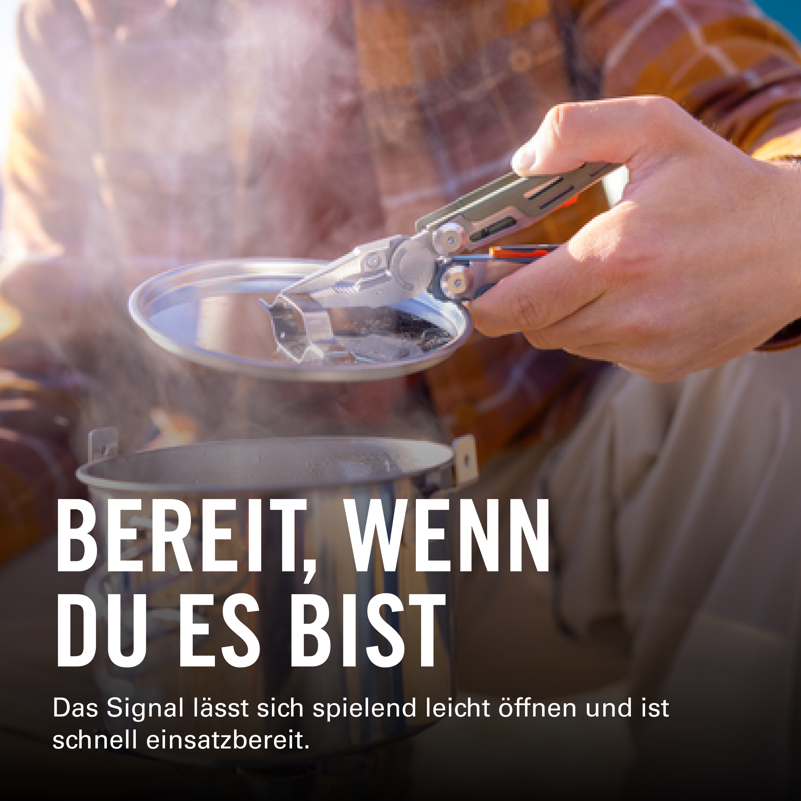Eine Person in einem karierten Hemd benutzt ein Multitool, um einen kleinen, dampfenden Topfdeckel über einem größeren Topf zu halten.