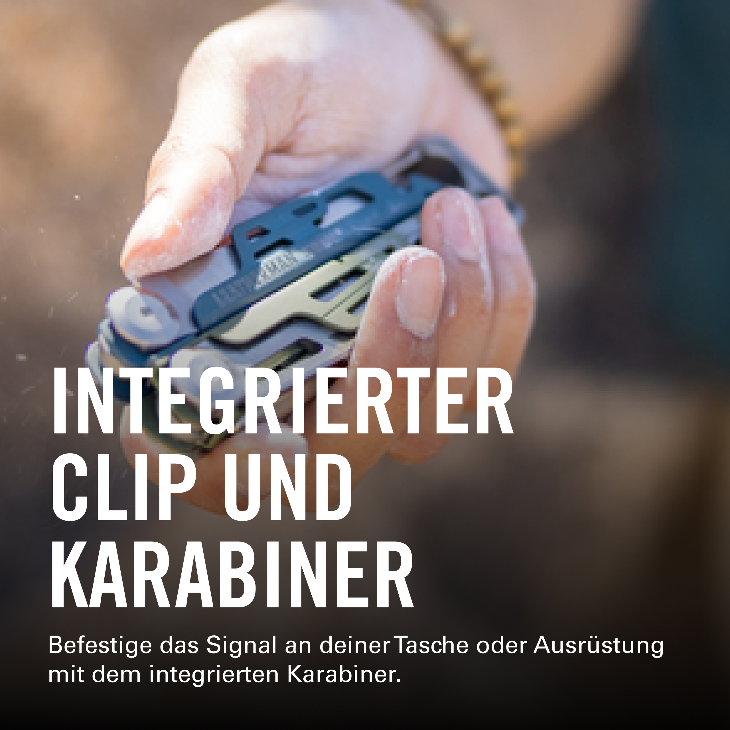 Eine Hand hält ein Multitool mit integriertem Clip und Karabiner.