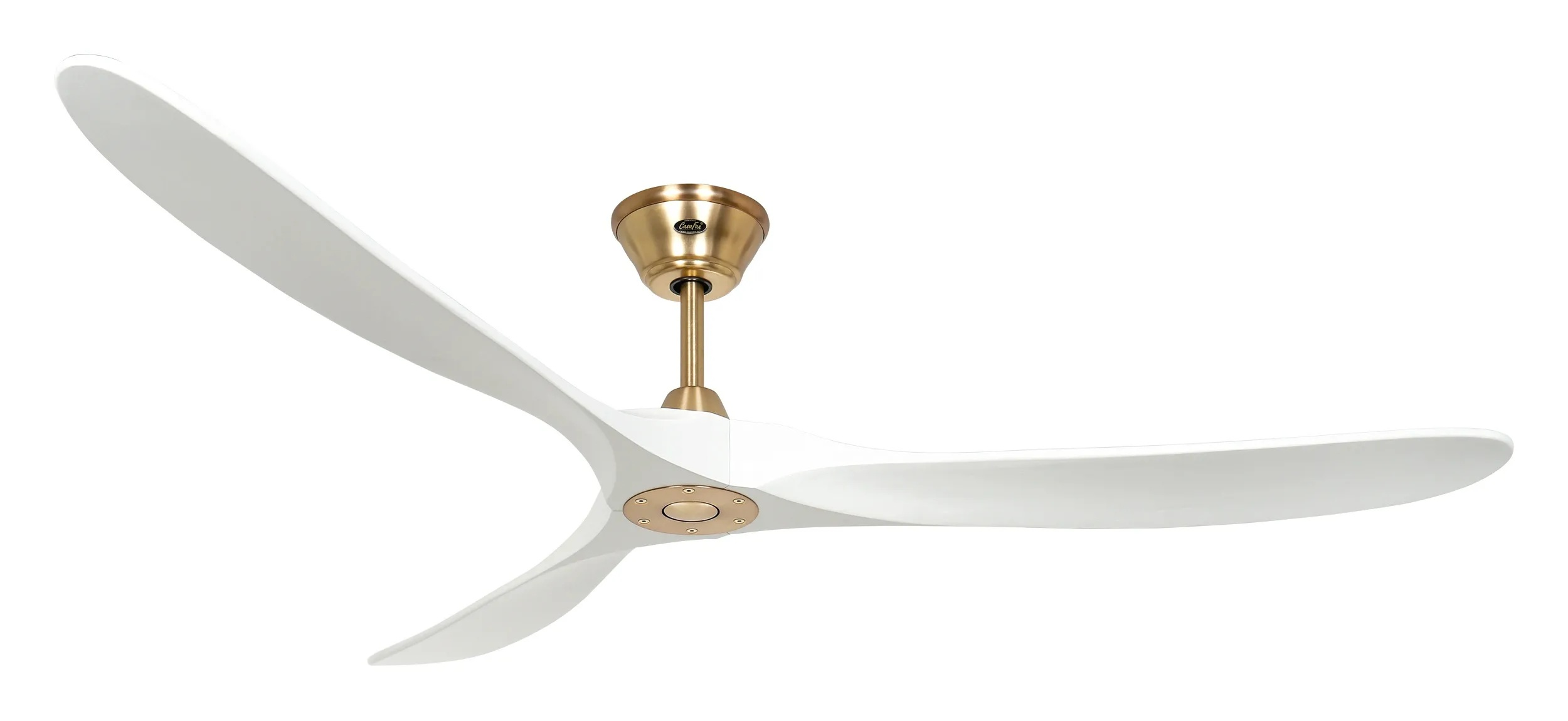 Un ventilatore da soffitto bianco a tre pale con alloggiamento color ottone.
