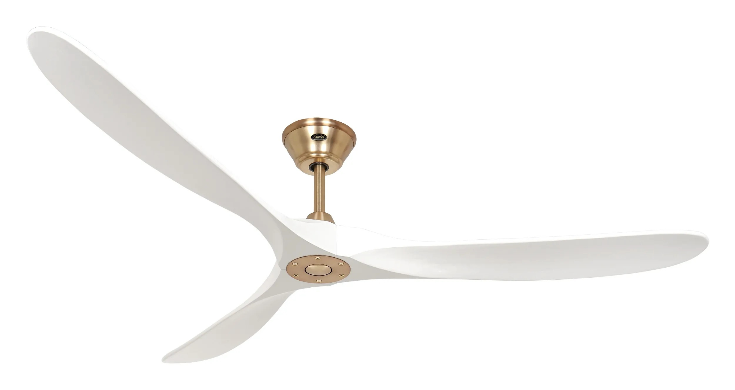 Un moderno ventilatore da soffitto a tre pale con pale bianche e un alloggiamento motore e un'asta di sospensione color oro, su sfondo bianco.
