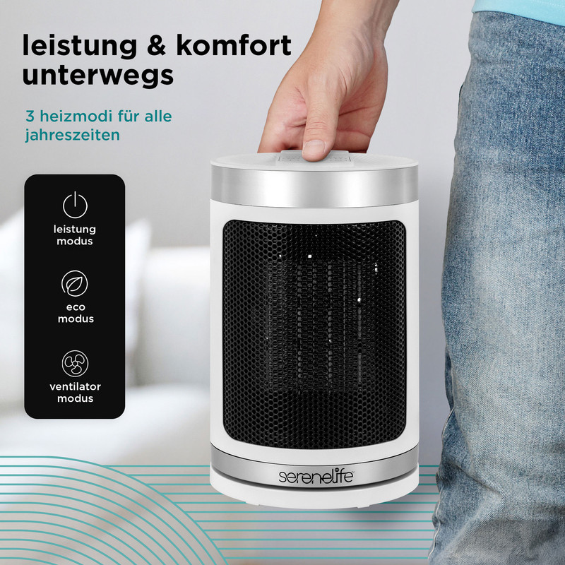 Ein Mann hält einen weißen Heizlüfter mit silbernen Akzenten, der drei Heizmodi hat.