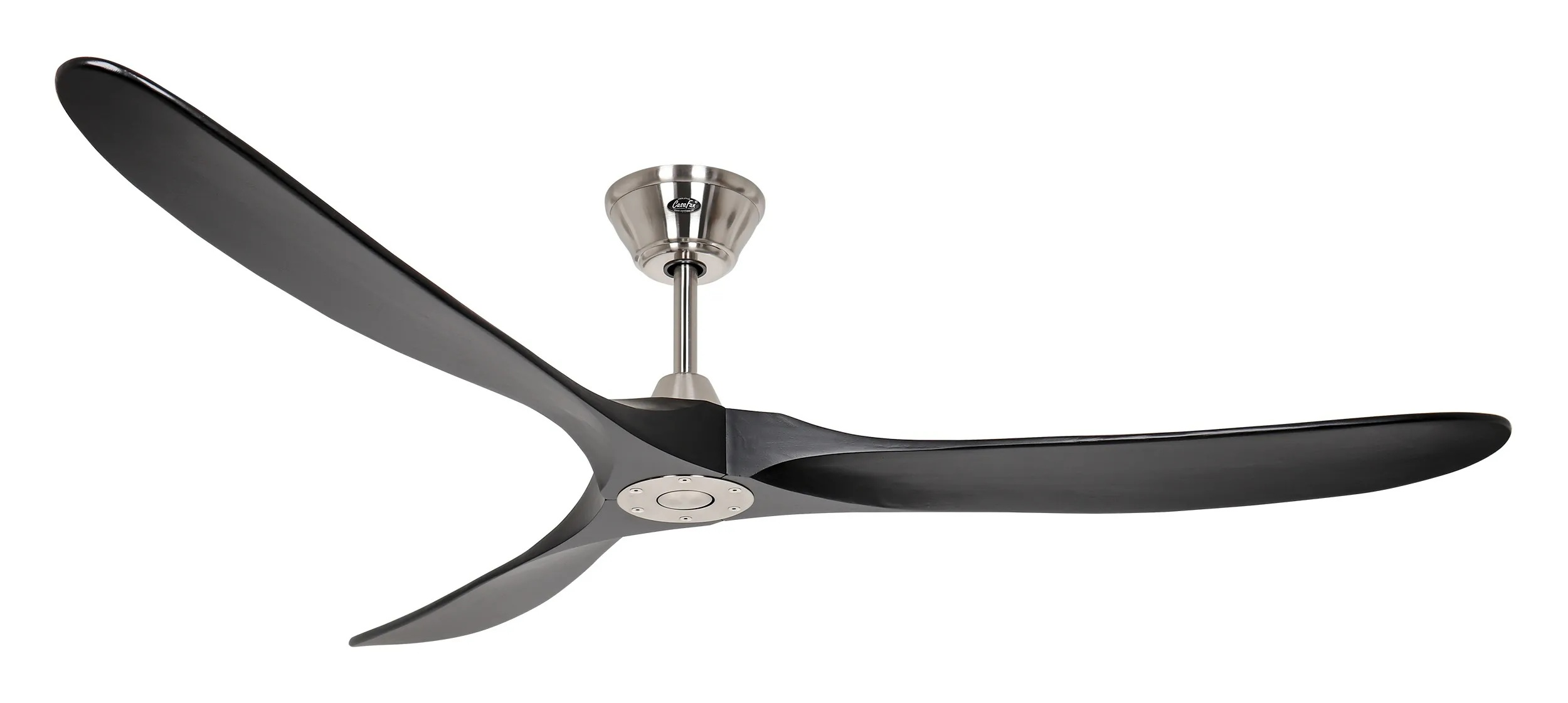 Un moderno ventilatore da soffitto con tre pale scure e curve e un alloggiamento del motore in nichel spazzolato, su sfondo bianco.