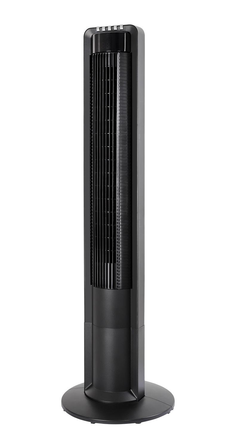 Un ventilatore a torre nero ed esile con base rotonda su sfondo bianco.
