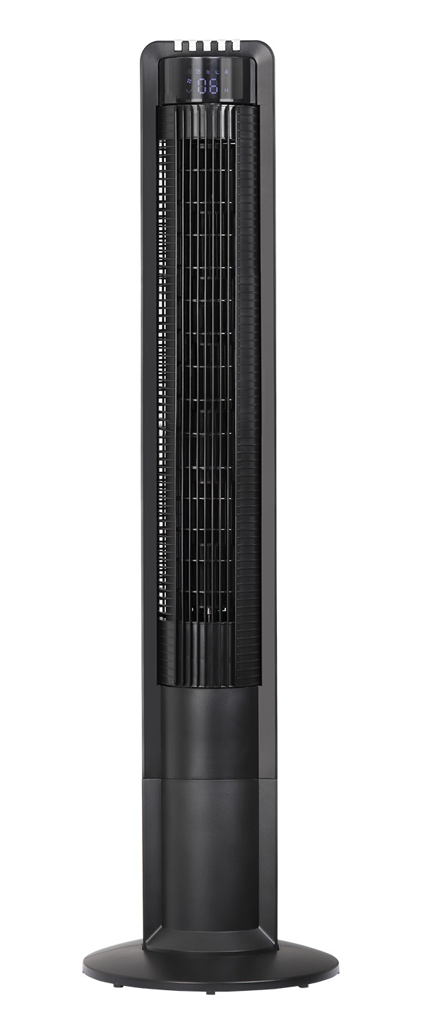 Un ventilatore a torre nero con display digitale e prese d'aria poggia su una base rotonda.