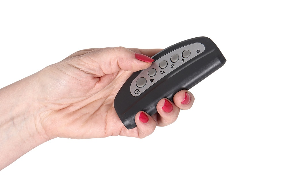 Una mano tiene un telecomando nero con pulsanti e icone grigie.