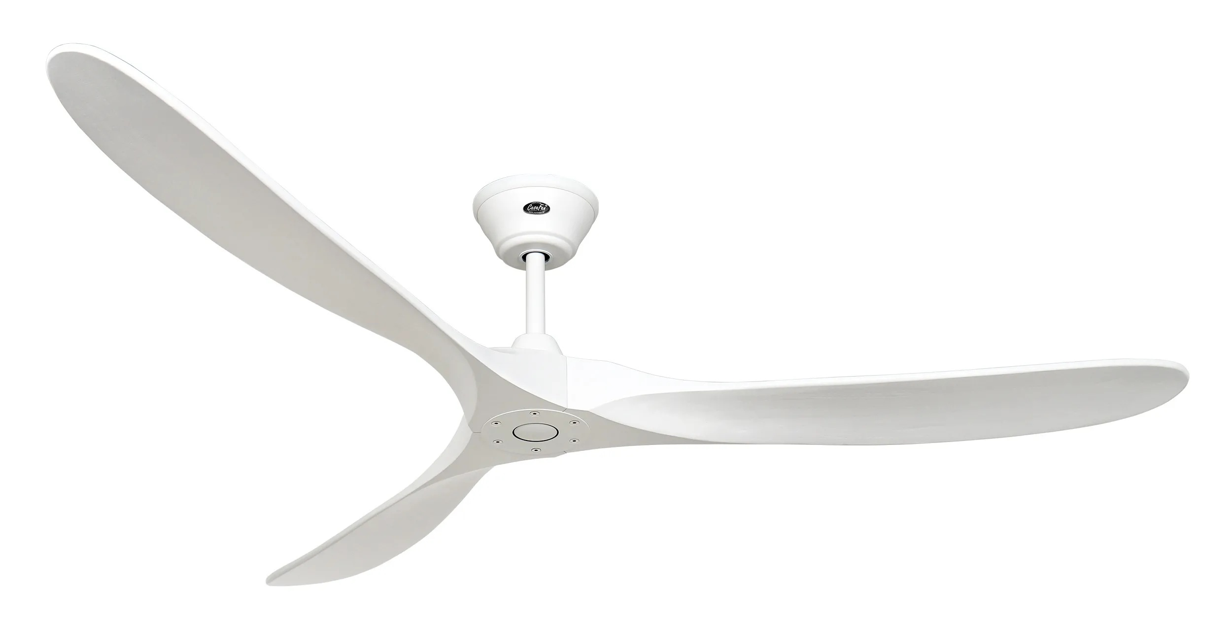 Un ventilatore da soffitto bianco con tre grandi pale curve è mostrato su uno sfondo bianco semplice.