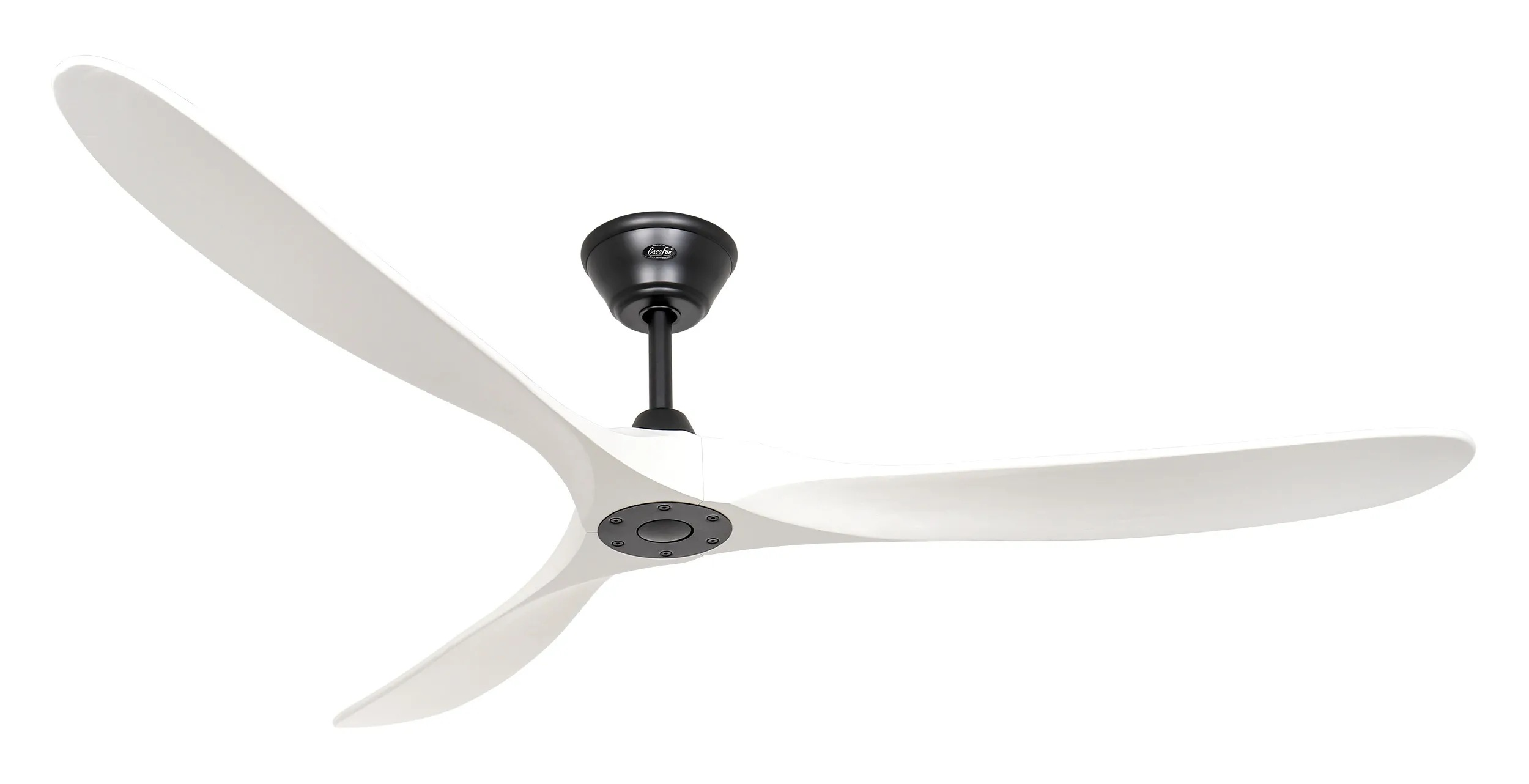 Un ventilatore da soffitto bianco a tre pale con mozzo nero.