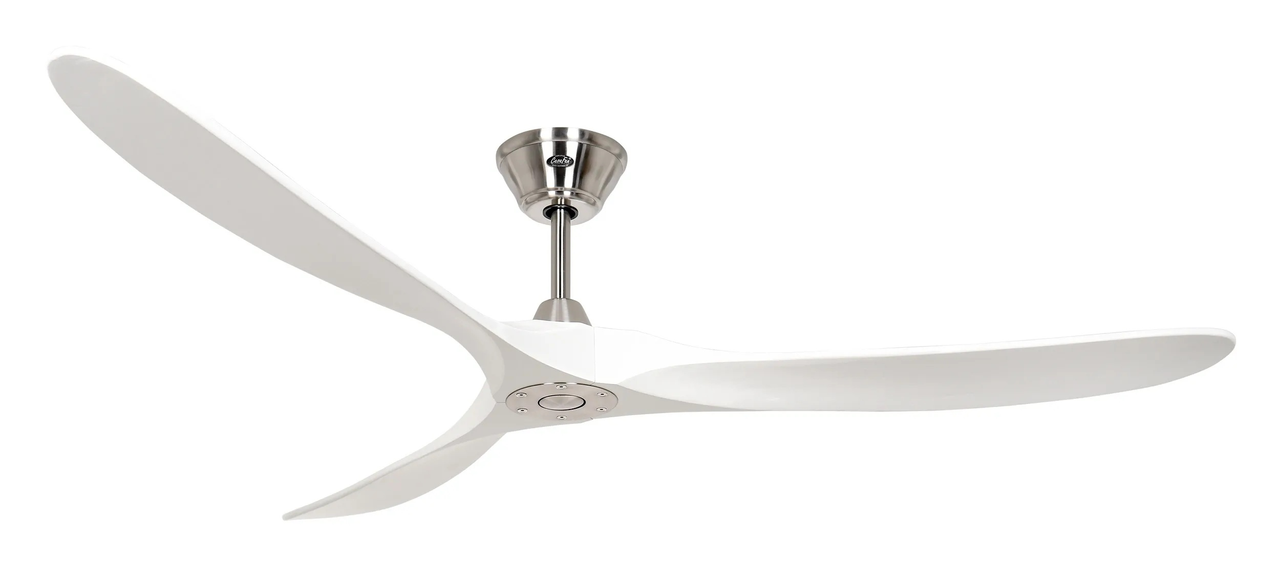 Un ventilatore da soffitto bianco moderno con tre pale curve e alloggiamento in metallo.