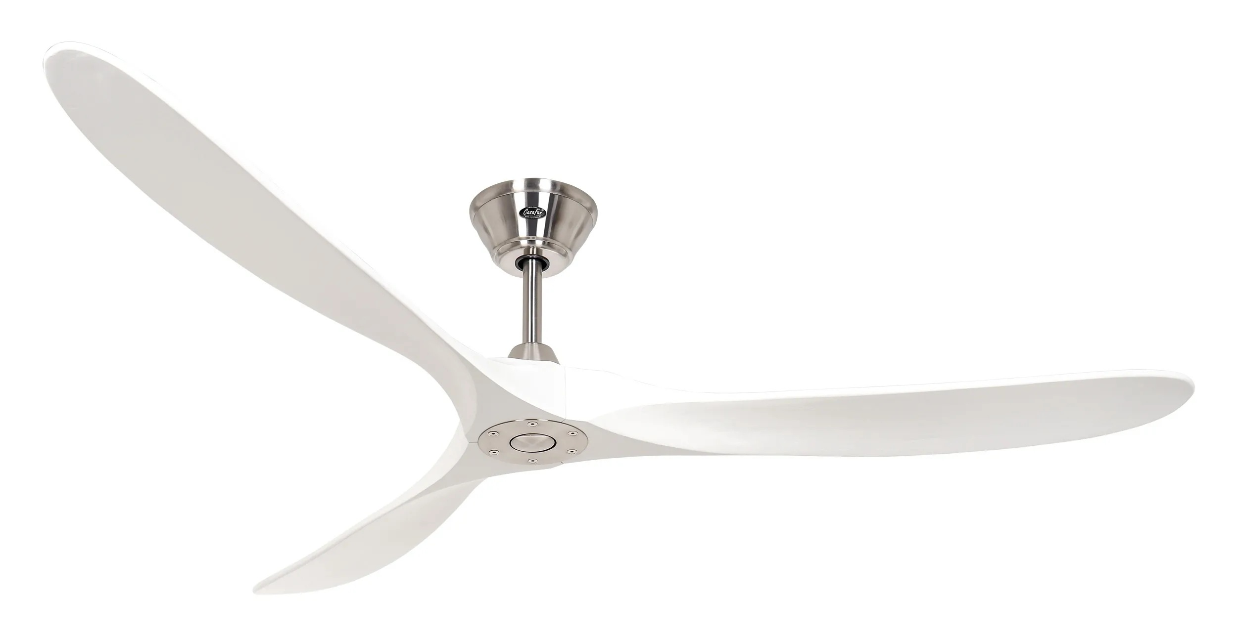 Un ventilatore da soffitto bianco con tre grandi pale curve e un supporto in metallo spazzolato, su sfondo bianco.