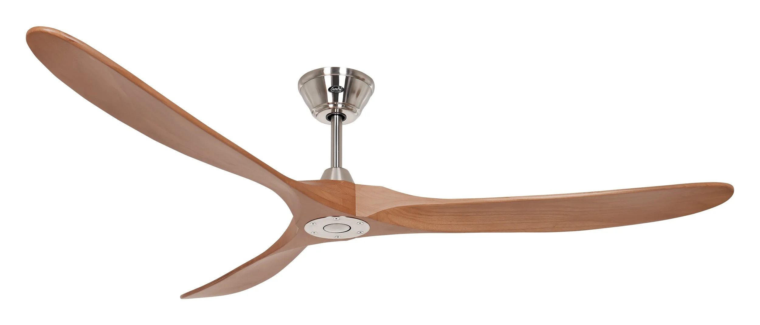 Un ventilatore da soffitto moderno con tre pale in laminato di legno e alloggiamento in metallo argentato.