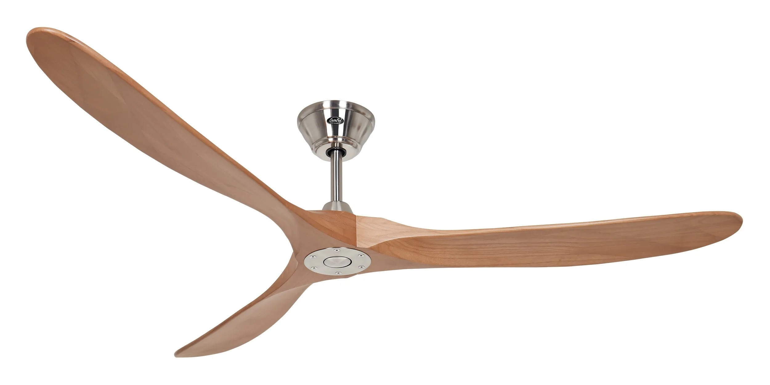 Un ventilatore da soffitto con tre pale in legno e supporto metallico.