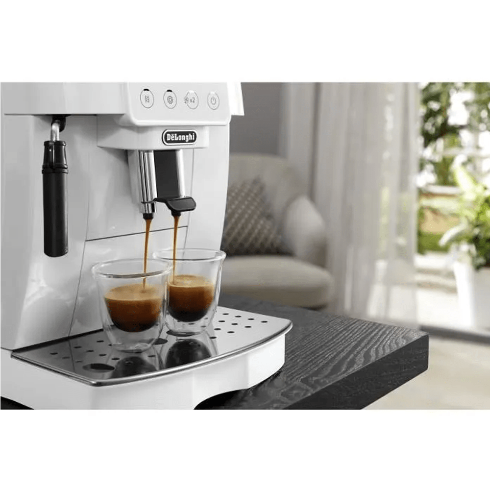 Eine weiße DeLonghi Espressomaschine brüht zwei Tassen Kaffee.