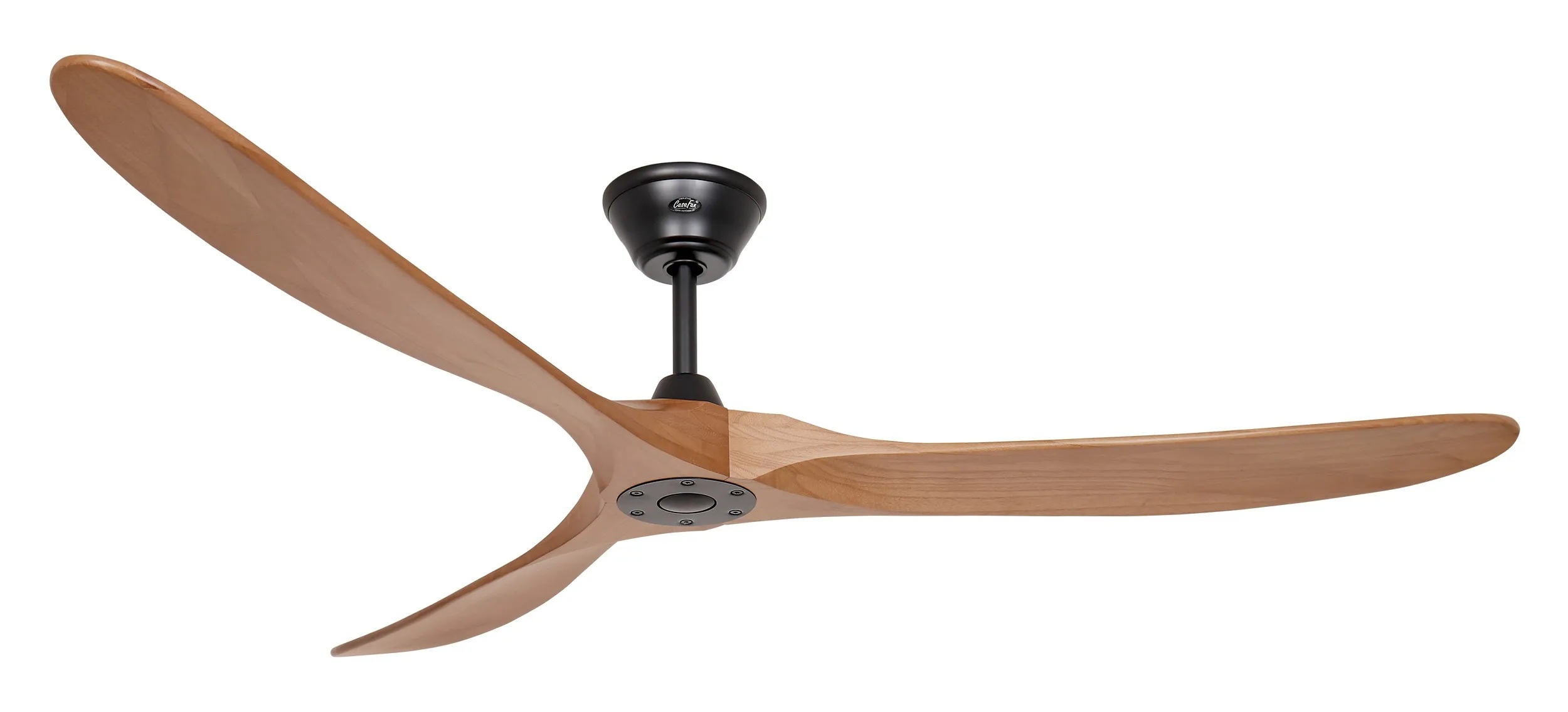 Un ventilatore da soffitto a tre pale in legno con motore nero.