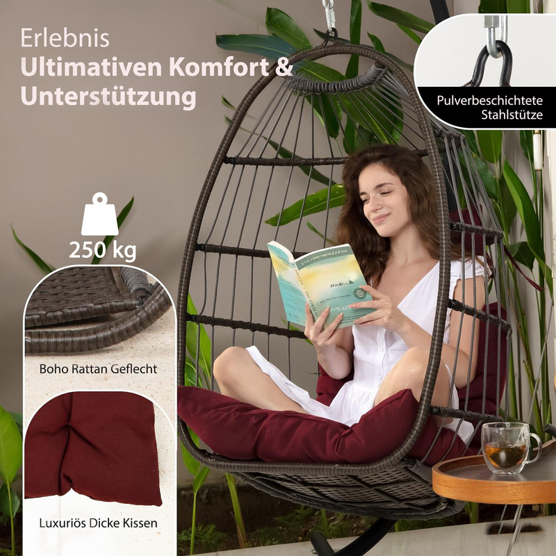 Frau liest Buch in einem Hängesessel aus Rattan mit Kissen. Belastbar bis 250 kg.