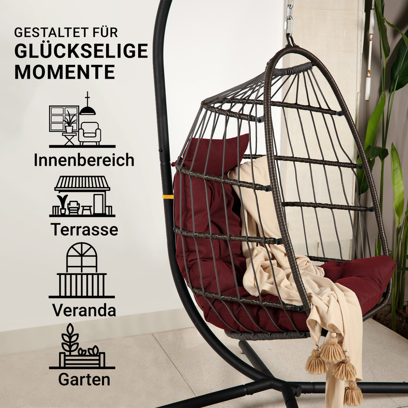 Ein brauner Hänge-Eierstuhl mit bordeauxroten Kissen und einer cremefarbenen Decke, drinnen mit Symbolen für verschiedene Umgebungen.