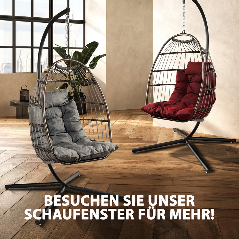 Zwei Hängesessel mit Kissen in Grau und Rot auf einem Holzboden.