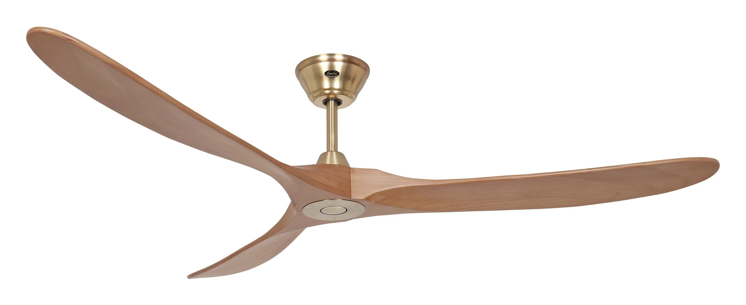 Un ventilatore da soffitto moderno con tre pale in legno e alloggiamento color ottone.