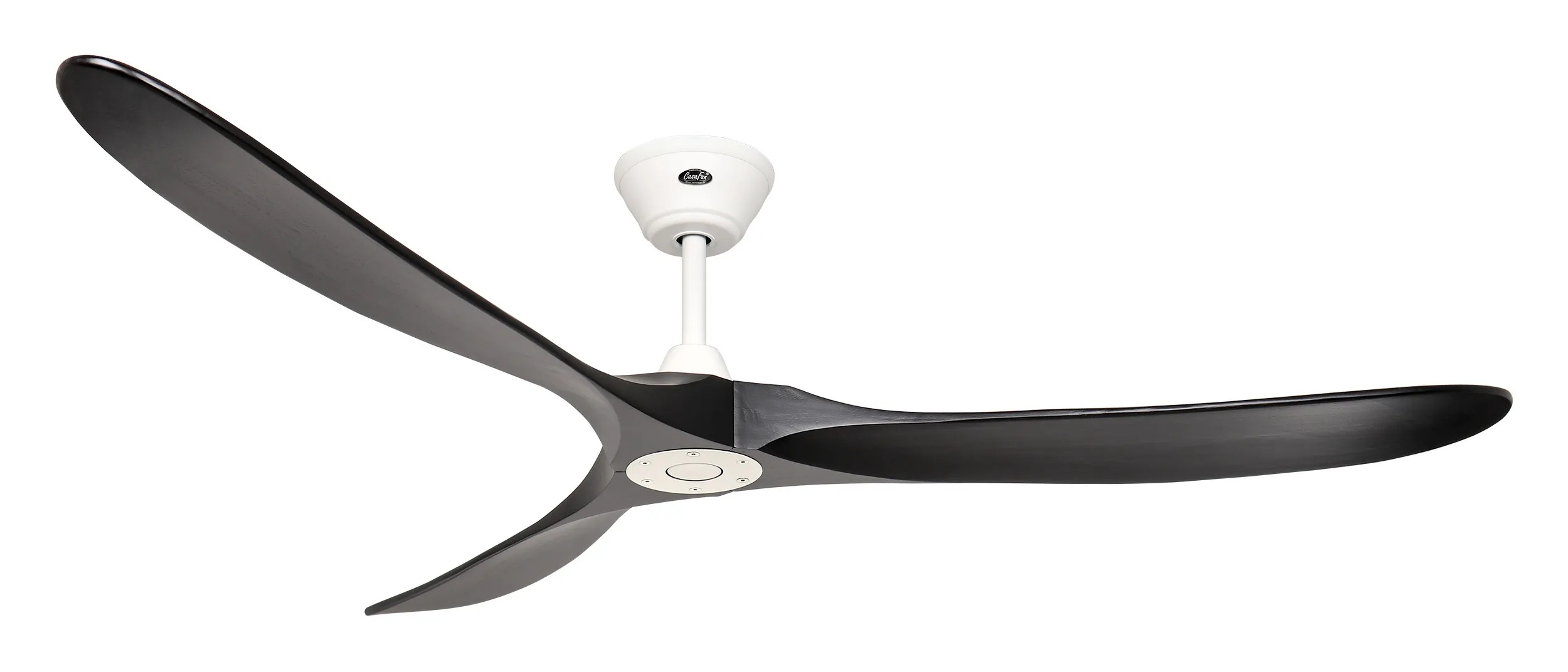 Un ventilatore da soffitto moderno con tre pale nere curve e alloggiamento bianco.