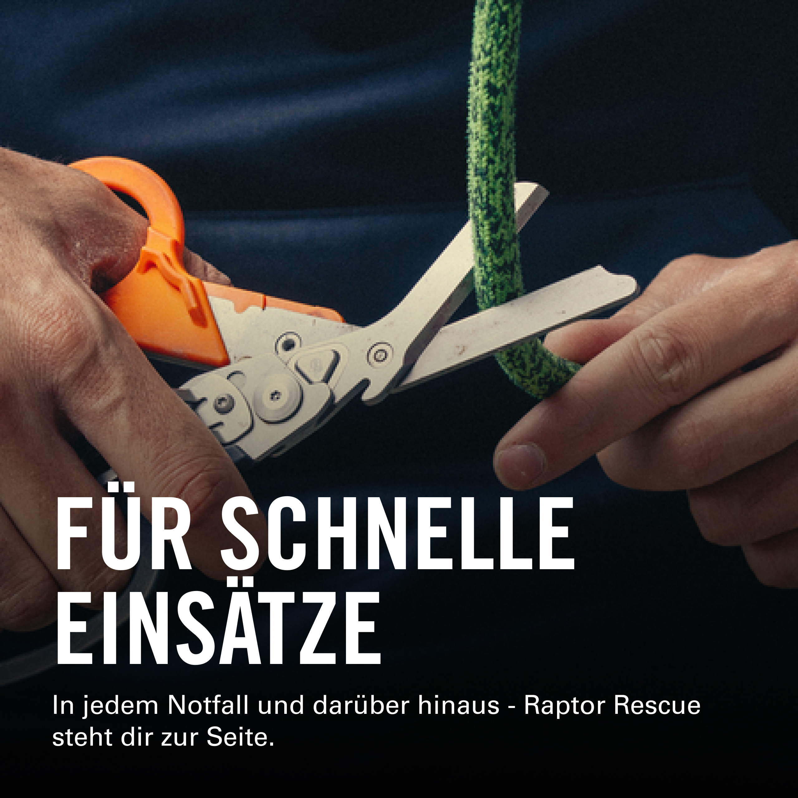 Hände schneiden mit orangener Schere an grünem Seil.