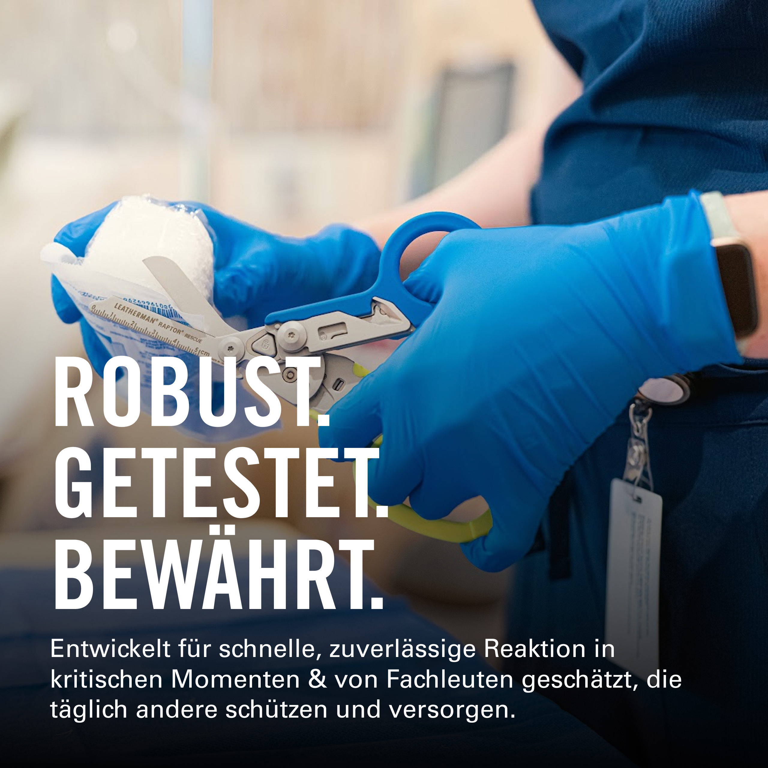 Blaue Handschuhe halten Verband und Schere. Text: Robust. Getestet. Bewährt.
