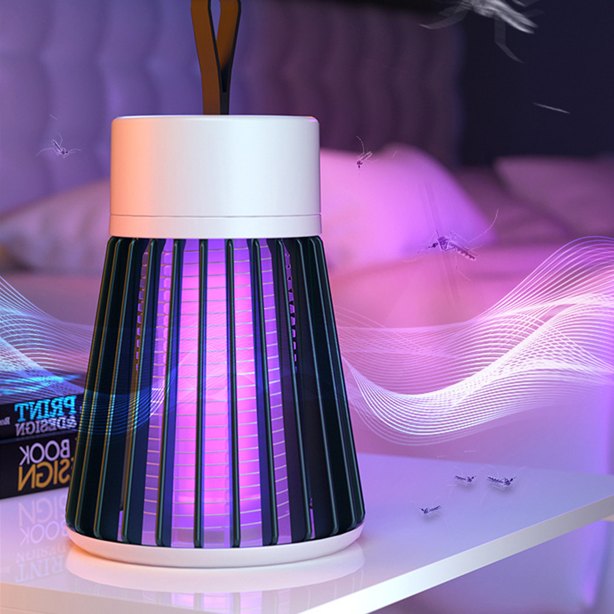 Ein lila Licht lockt Mücken in eine Lampe auf einem Nachttisch.