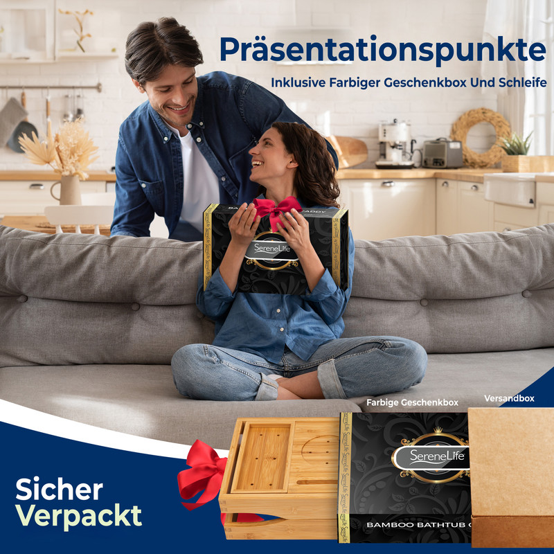 Ein Mann und eine Frau packen glücklich ein Geschenk, einen Bambus-Badewannen-Caddy, in einem gemütlichen Wohnzimmer aus.