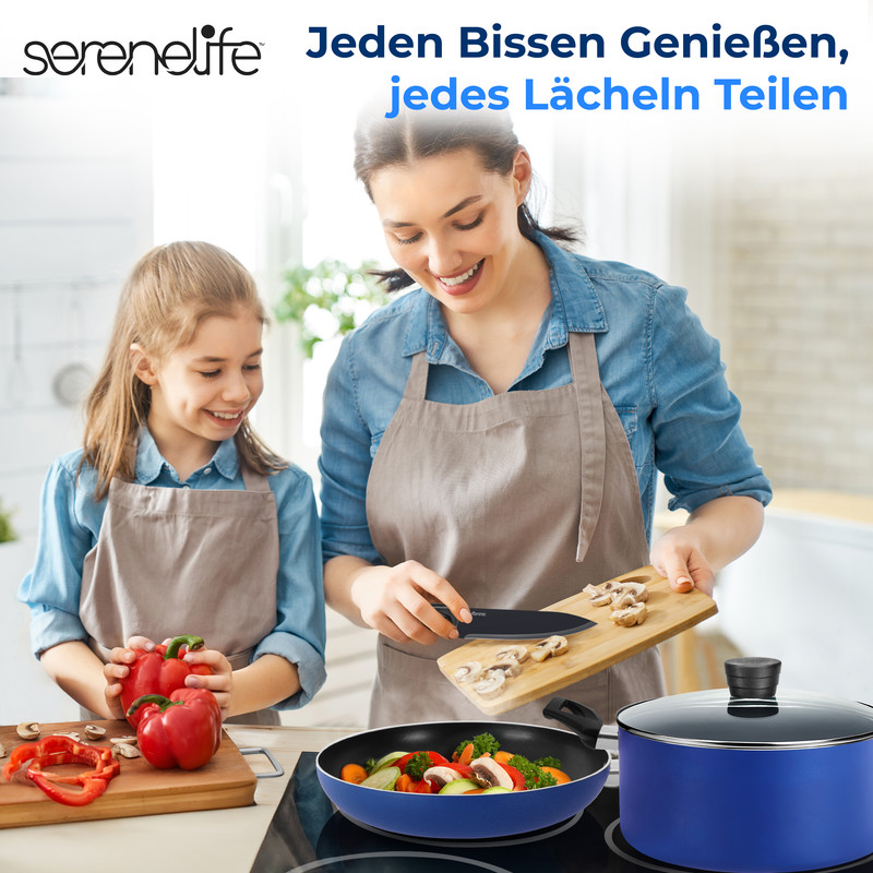 Mutter und Kind kochen zusammen, sie schneiden Pilze und Paprika.