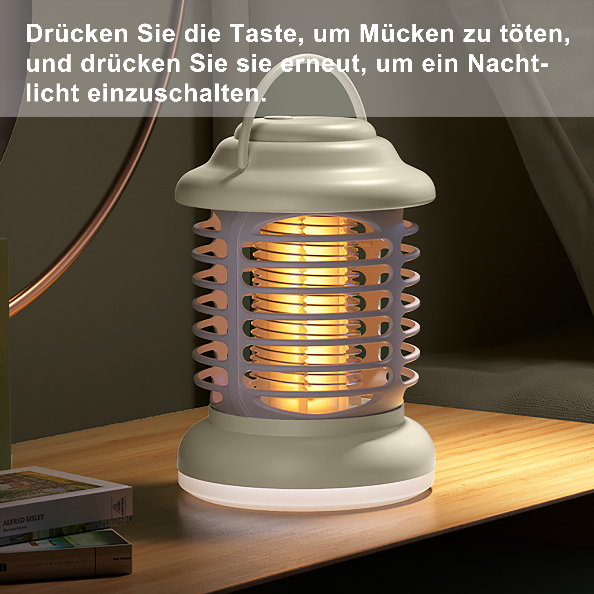 Eine beleuchtete Mückenlampe steht auf einem Nachttisch neben Büchern.