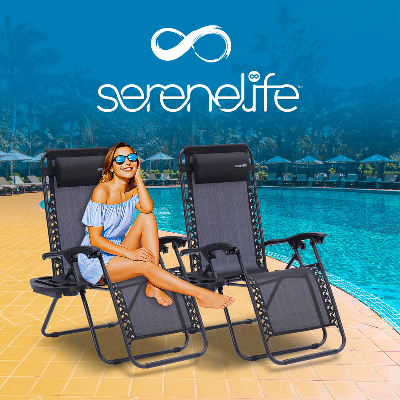 Eine Frau sitzt auf einem Liegestuhl am Pool, mit Palmen und Sonnenschirmen im Hintergrund.