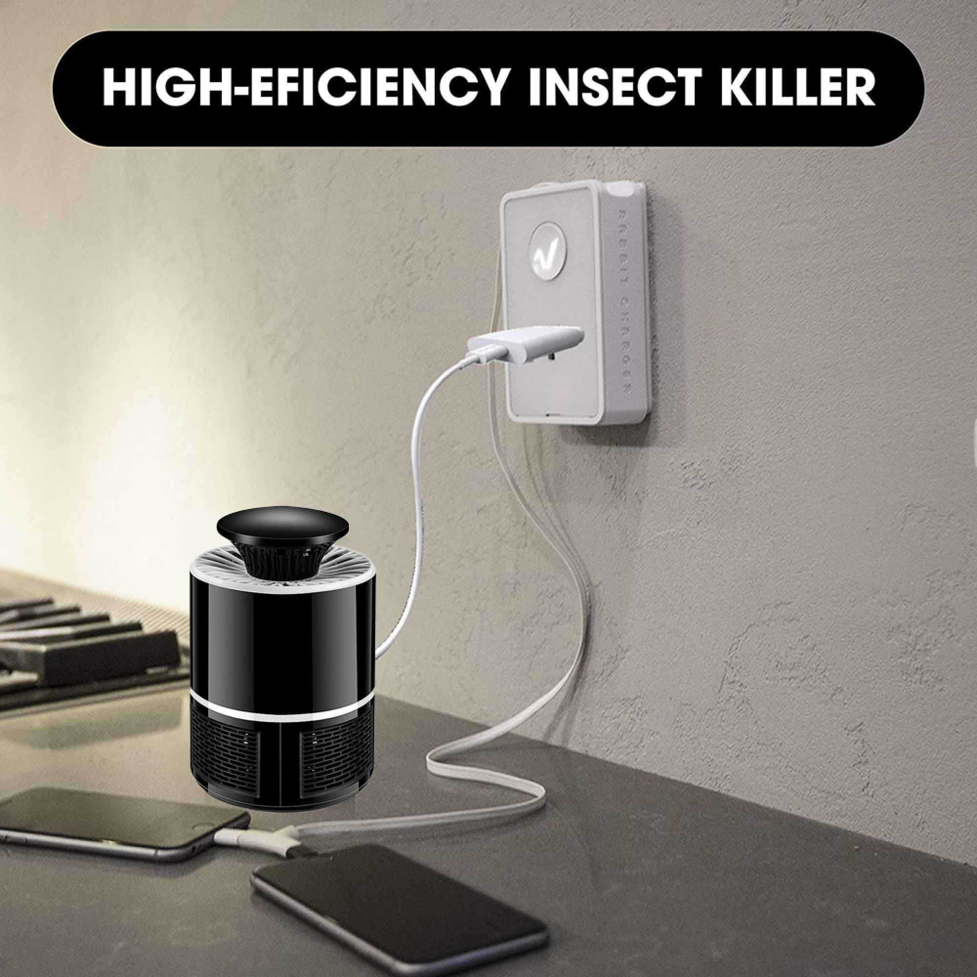 Ein schwarzer Insektenvernichter steht auf einer grauen Theke, an ein weißes Wandladegerät angeschlossen, mit daneben ladenden Telefonen.
