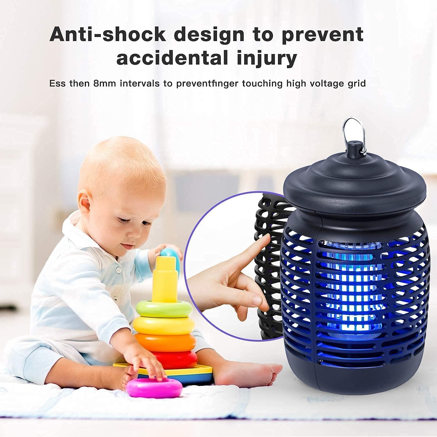 Ein Baby spielt mit einem Spielzeug neben einem blauen Insektenvernichter.