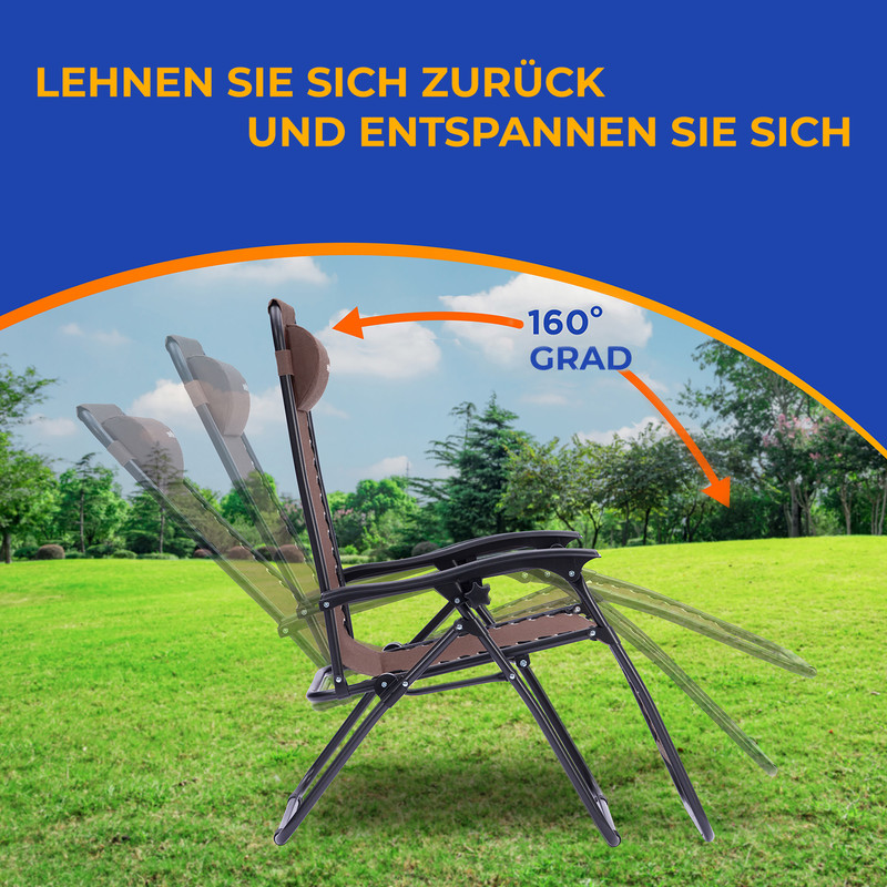 Ein brauner Liegestuhl mit 160-Grad-Neigungsbereich steht auf grünem Gras mit Bäumen im Hintergrund.