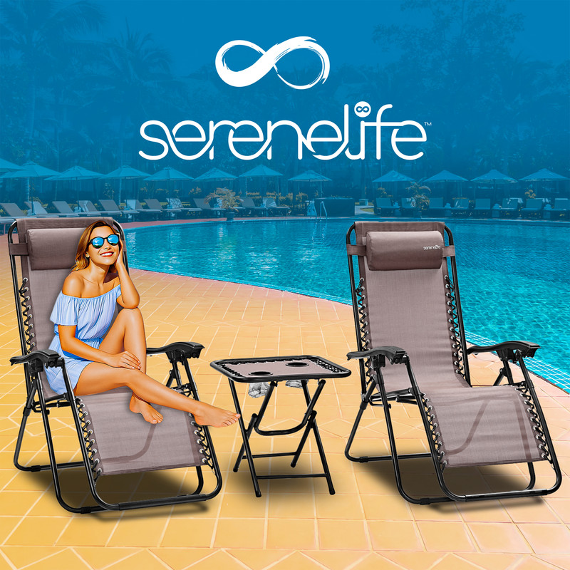 Eine Frau mit Sonnenbrille sitzt auf einem braunen Terrassenstuhl neben einem passenden Stuhl und Tisch, alles an einem blauen Pool.