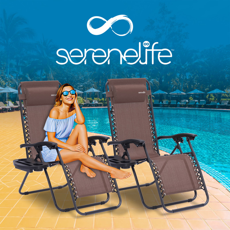 Eine Frau mit Sonnenbrille sitzt auf einem braunen Liegestuhl am Pool, ein weiterer Stuhl daneben. SereneLife-Logo darüber.