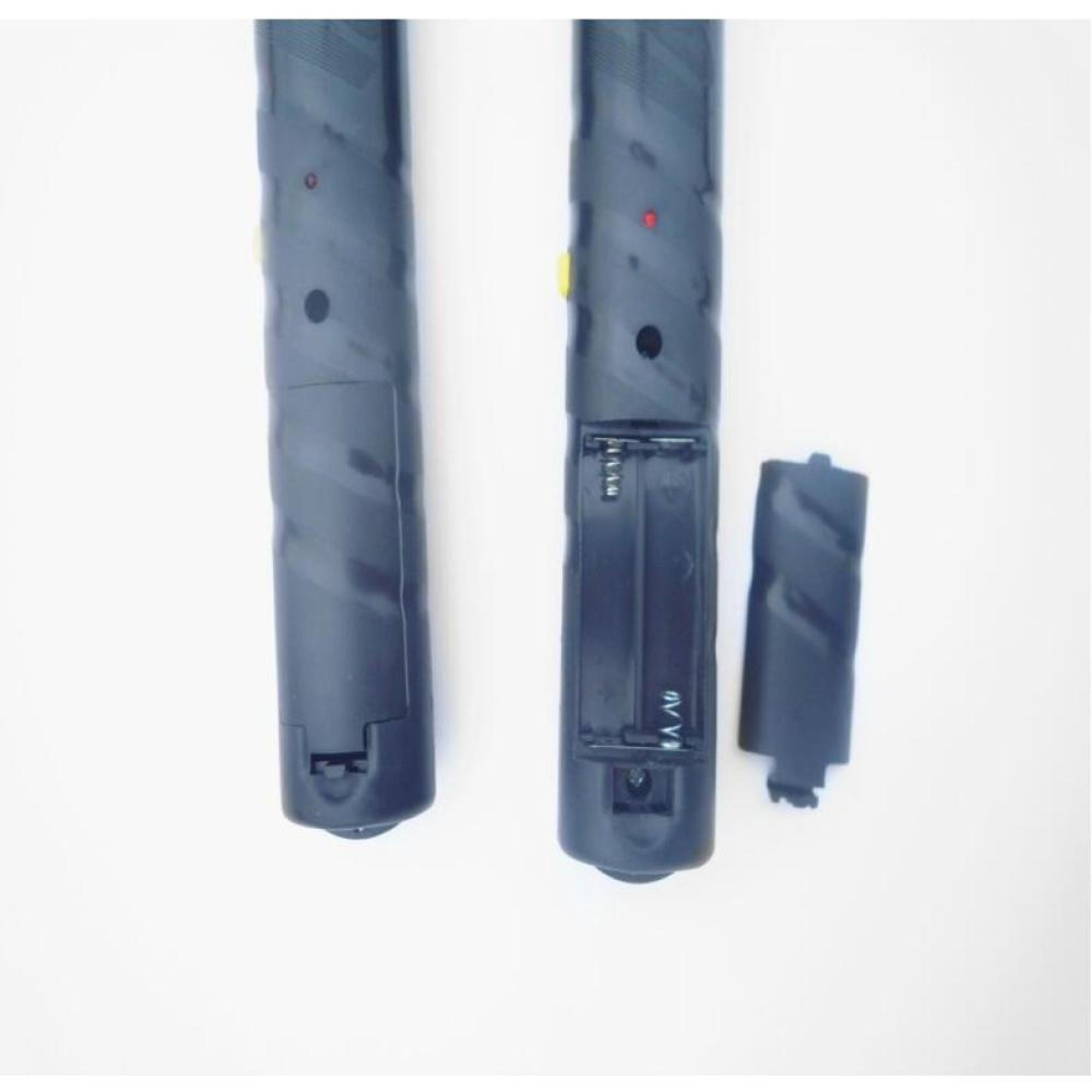 Zwei schwarze Griffe, einer mit geöffnetem Batteriefach und AA-Batterien.