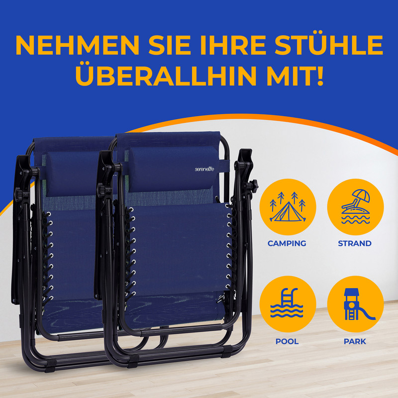 Zwei dunkelblaue Liegestühle mit schwarzem Rahmen auf Holzboden.