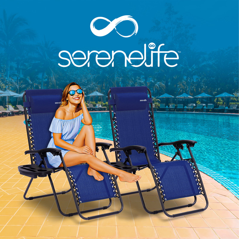 Eine Frau mit Sonnenbrille sitzt lächelnd in einem blauen Schwerelosigkeitsstuhl am Pool, mit einem weiteren Stuhl und Palmen.