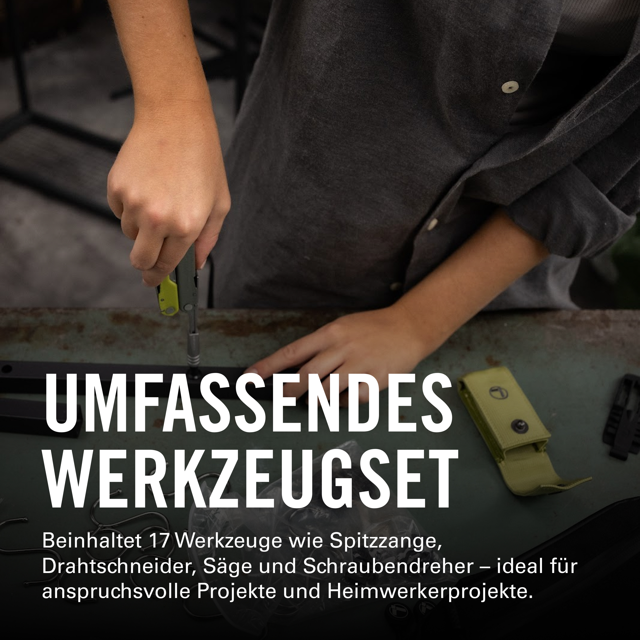 Die Hände einer Person sind sichtbar, eine hält ein Werkzeug und arbeitet an einer Oberfläche, mit Text über ein umfassendes Werkzeugset.