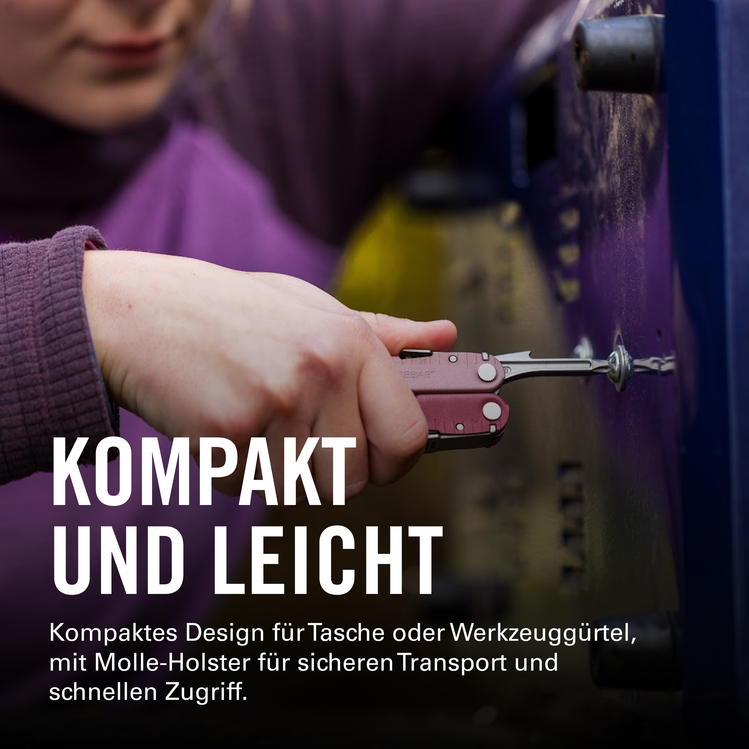 Person benutzt ein Multitool an einer blauen Oberfläche.
