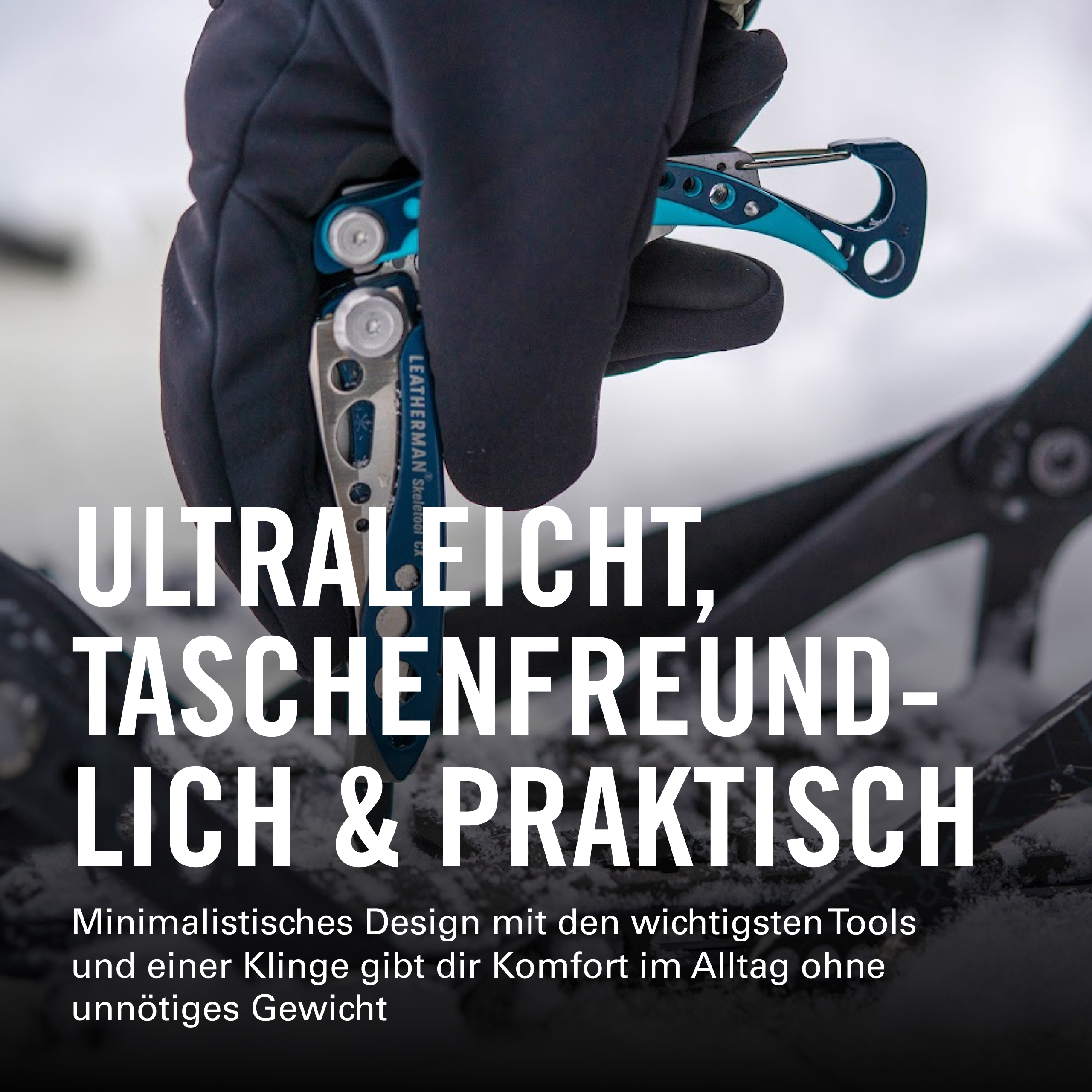 Eine Hand in einem Handschuh hält ein blaues Multitool mit silbernen Akzenten.