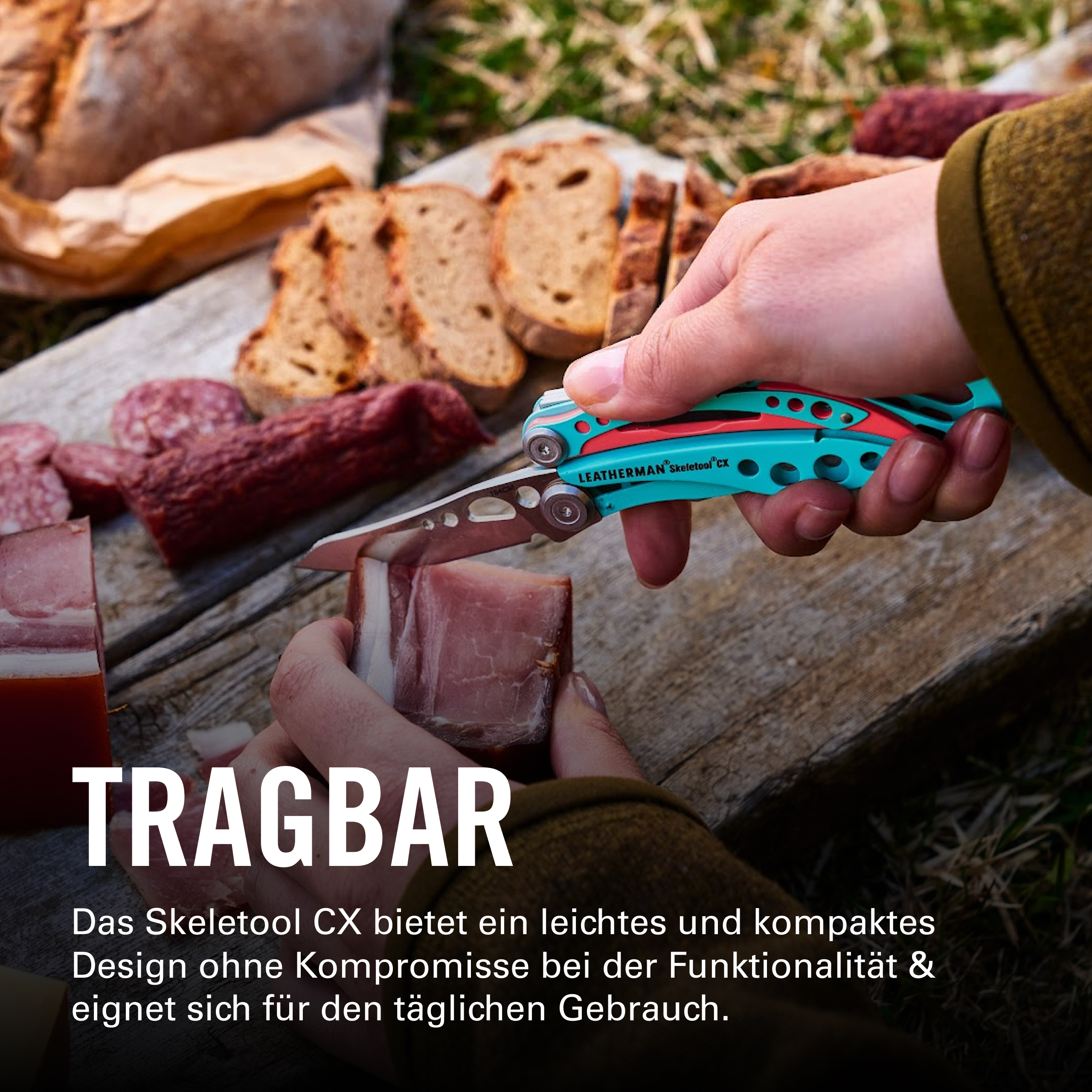 Eine Hand hält ein blaues Leatherman Skeletool CX Messer, um Fleisch zu schneiden.