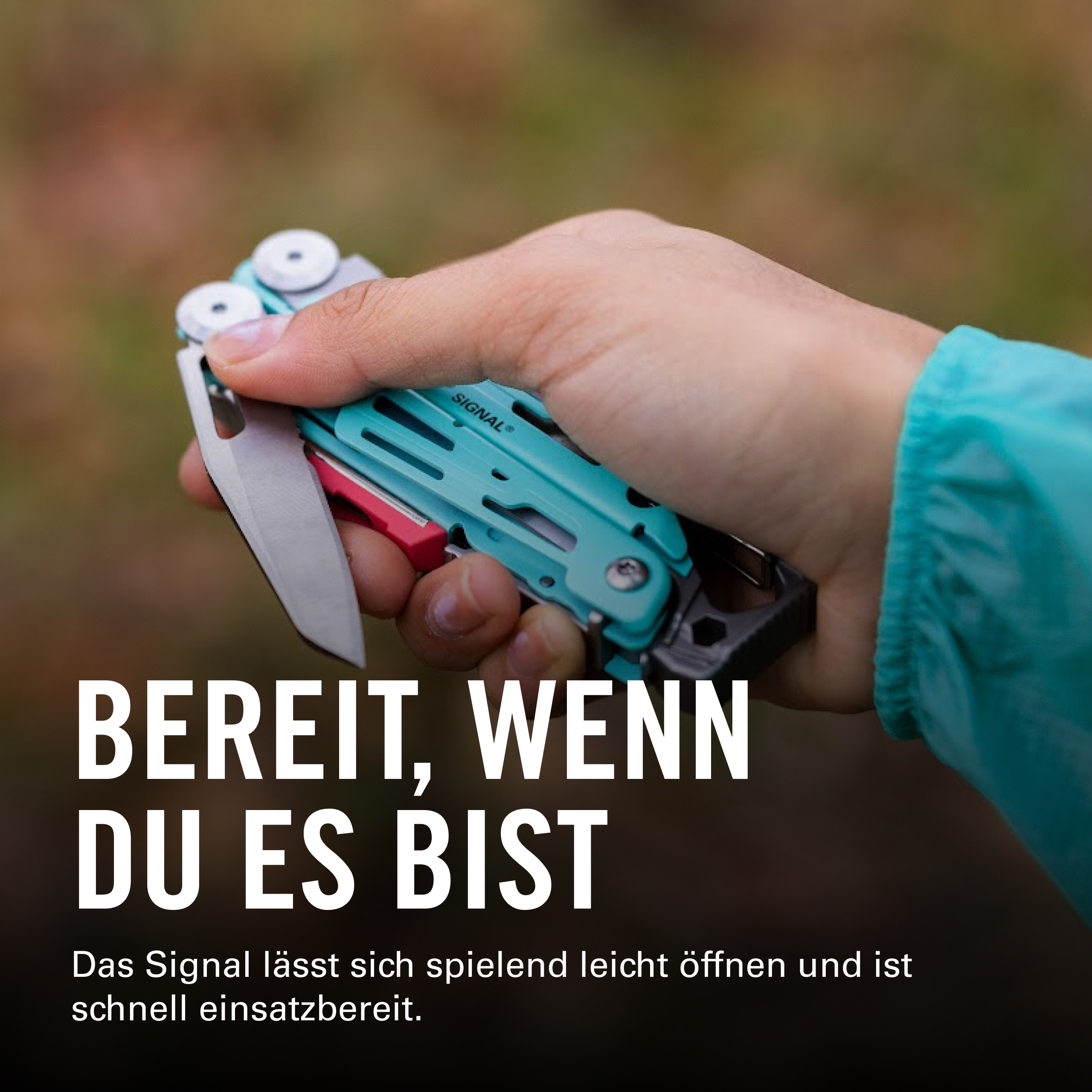 Eine Hand hält ein blaues Multitool mit geöffnetem Messer.