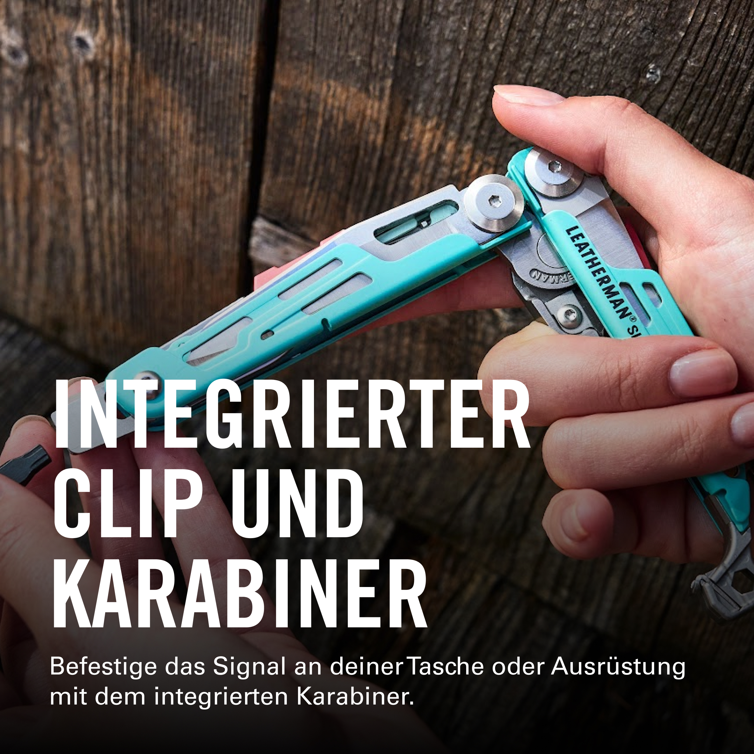 Eine Hand hält ein Multitool mit türkisen Griffen und einem Karabiner.