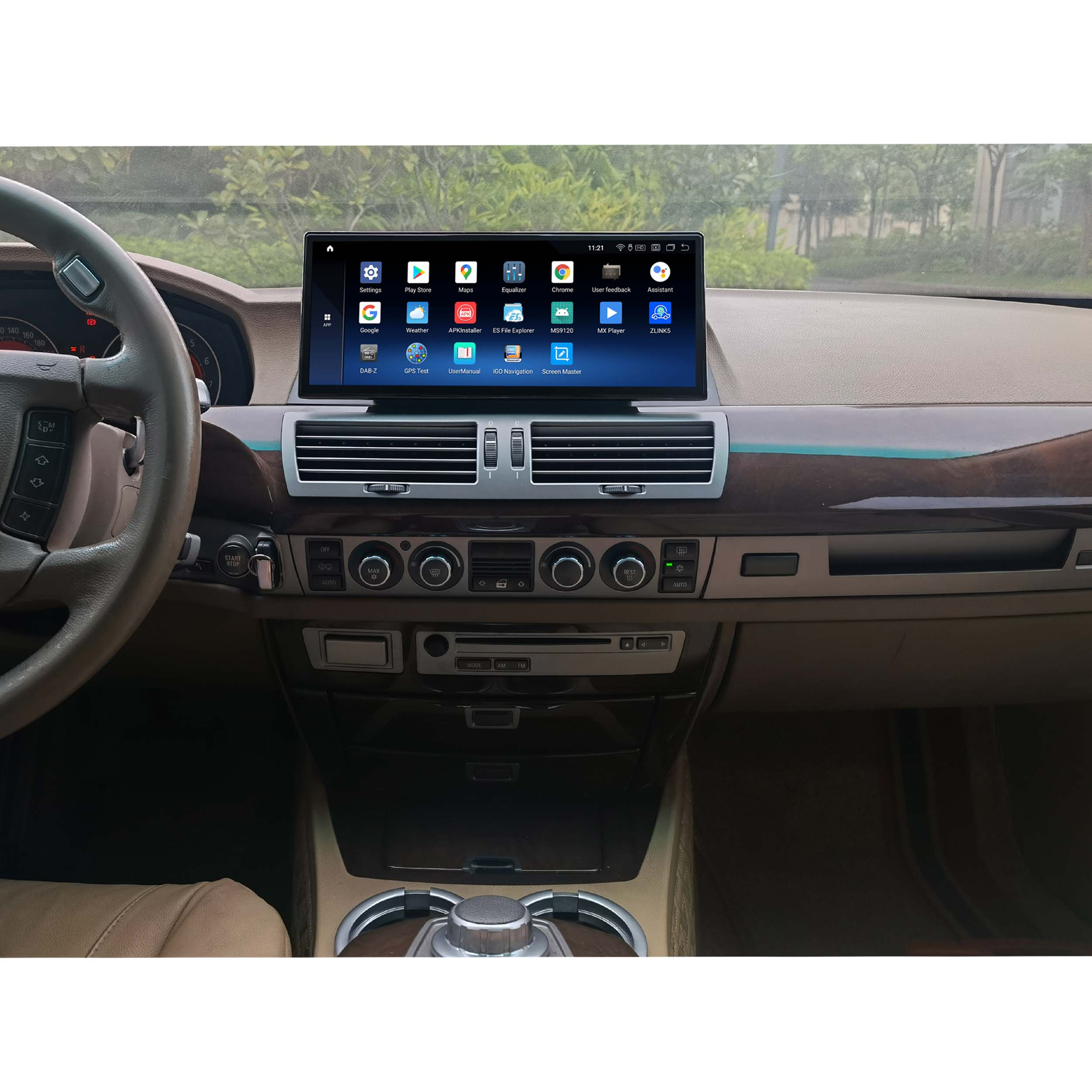 Innenansicht eines Autos mit großem Touchscreen-Infotainmentsystem und Lenkrad.