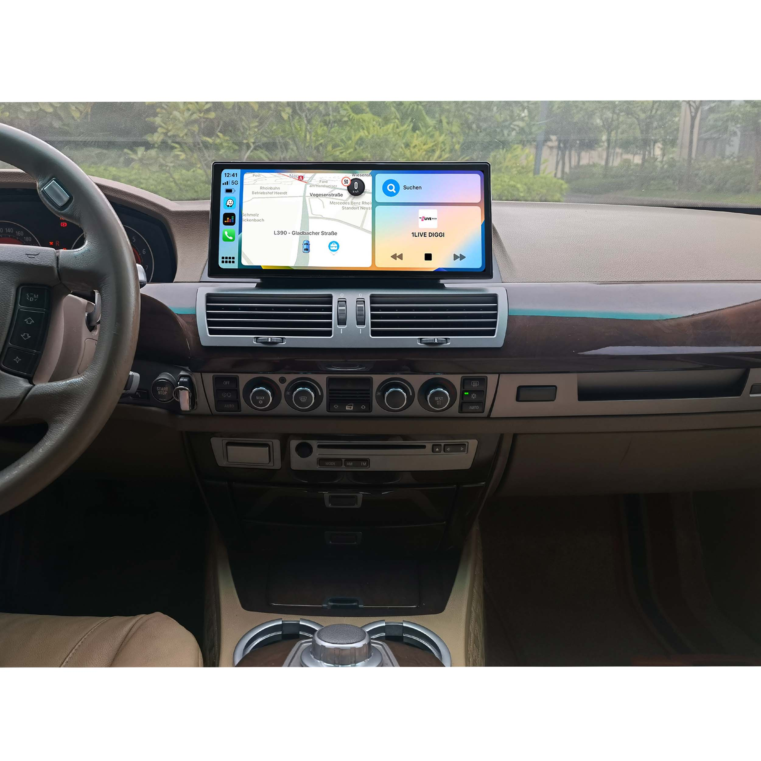 Innenansicht eines Autos mit Navi, Lenkrad und Lüftungsschlitzen.