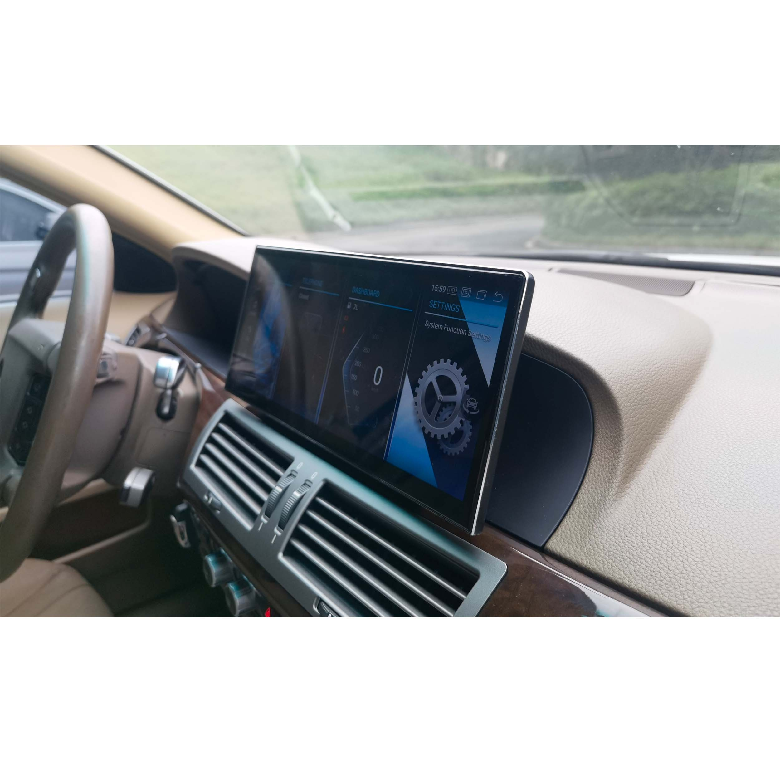 Armaturenbrett mit großem Touchscreen-Display und Lenkrad.