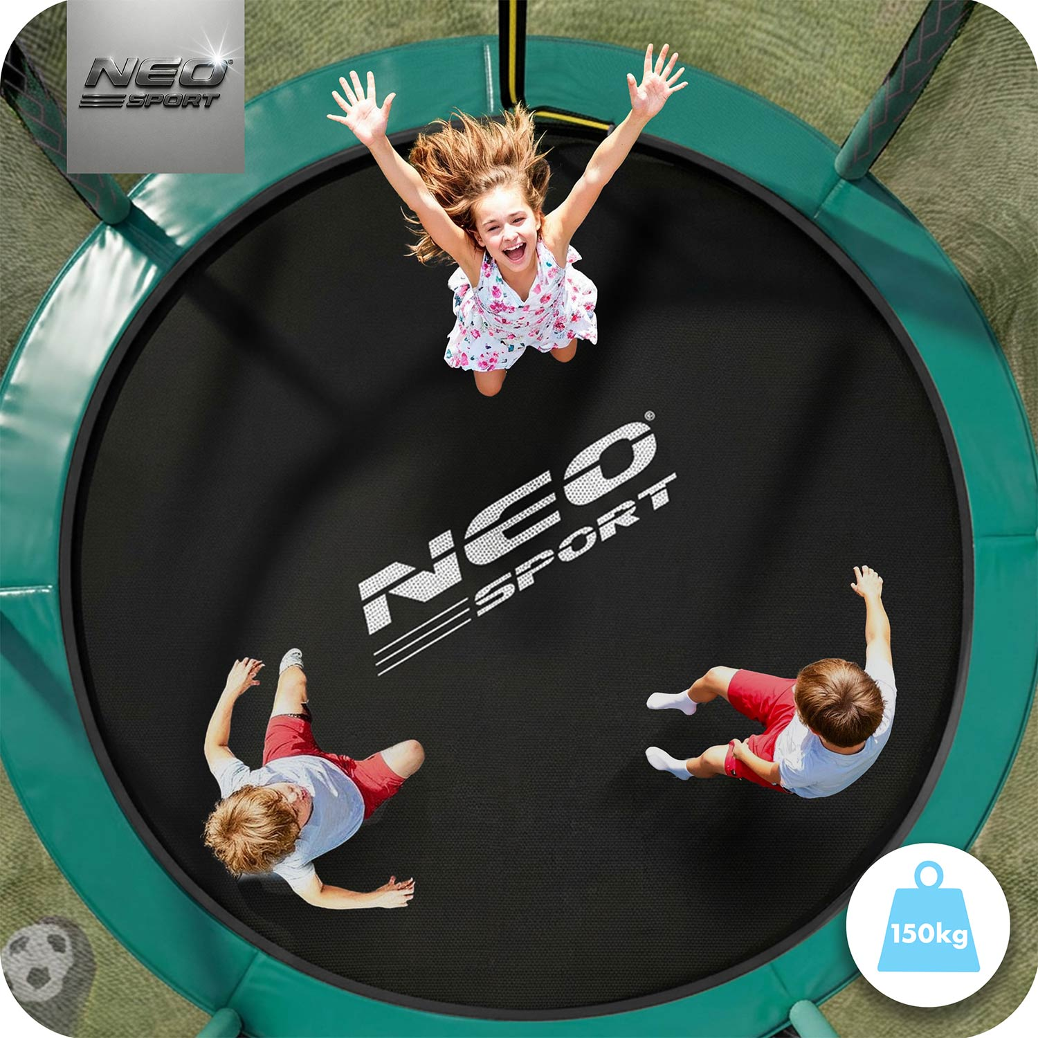 Troje dzieci skacze na trampolinie. Jedna dziewczynka pośrodku, dwaj chłopcy po bokach.