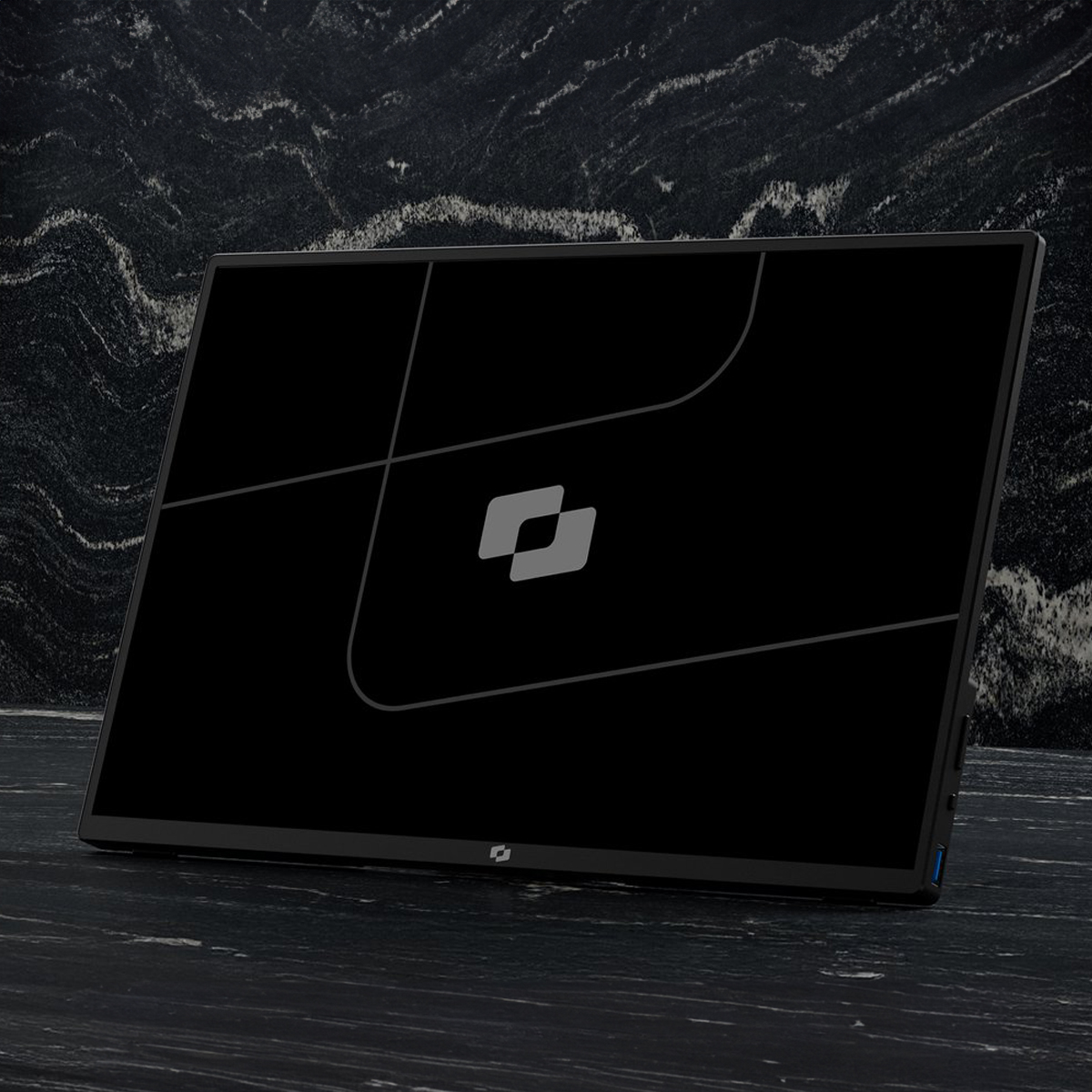 Een zwarte monitor met een gestileerd logo op een marmeren oppervlak.