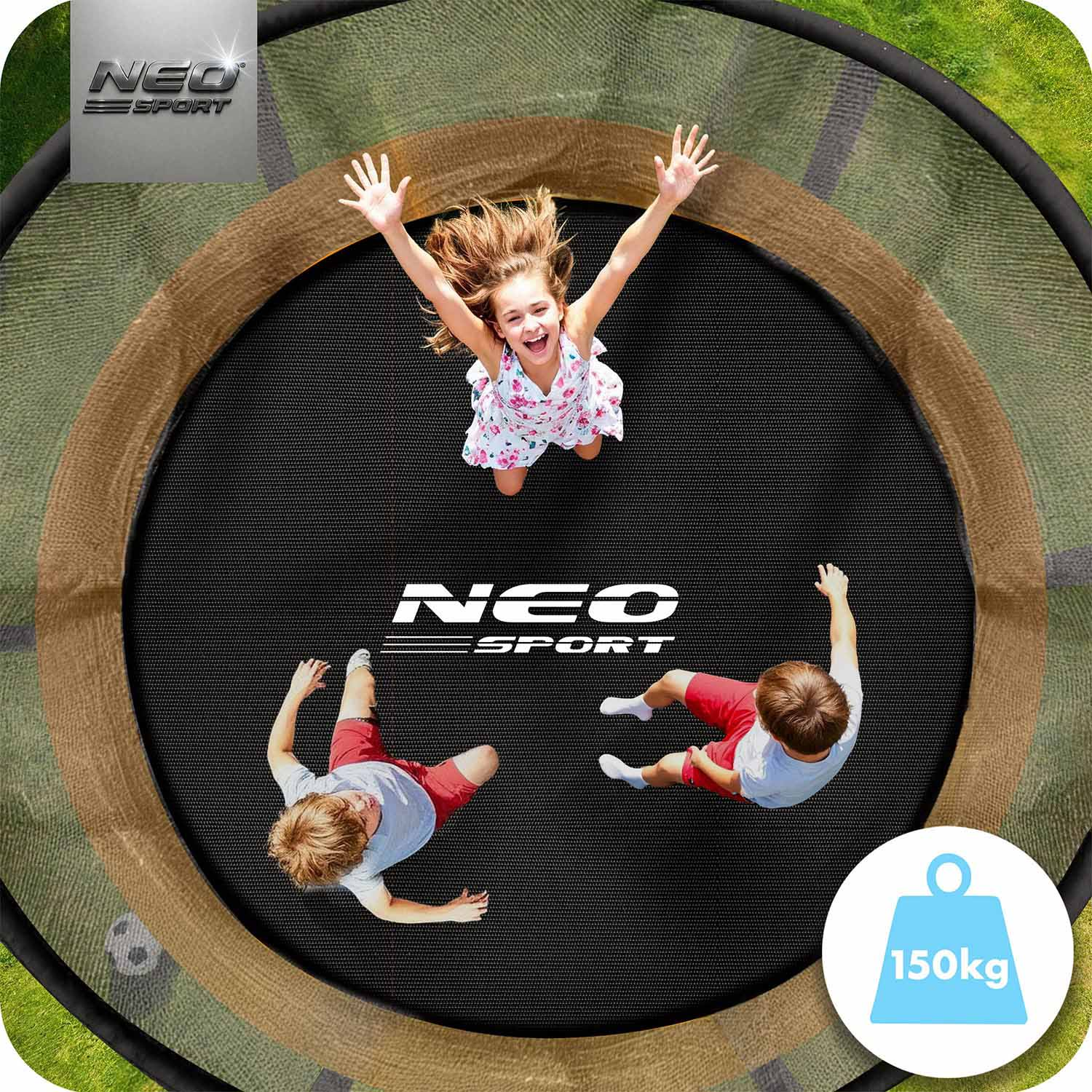 Tre bambini saltano su un trampolino. Uno ride, due sono seduti.